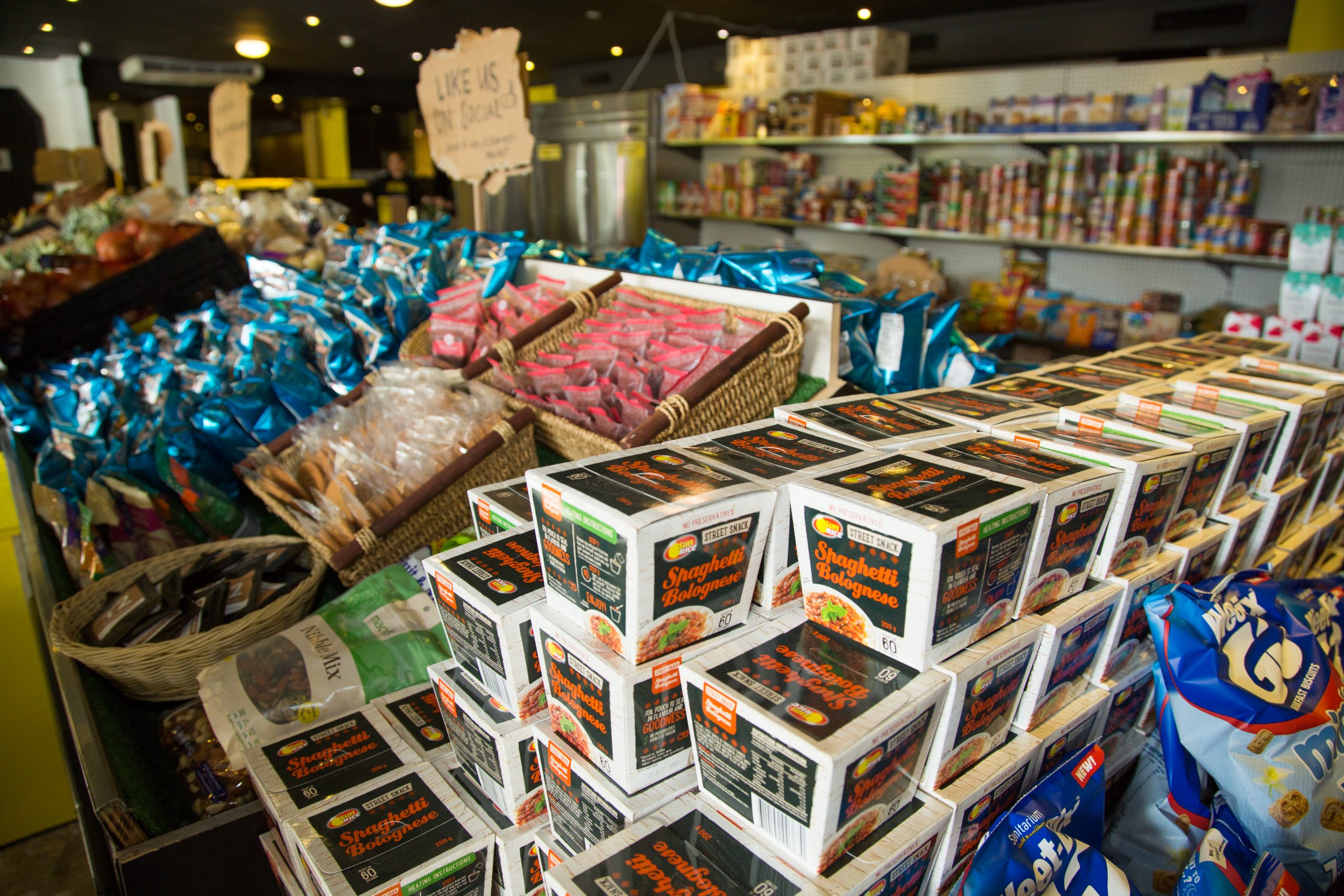 Un nou concept lansat în Australia: un supermarket în care plătești doar atât cât dorești, pentru mâncare care altfel s-ar fi aruncat la gunoi OzHarvest Market