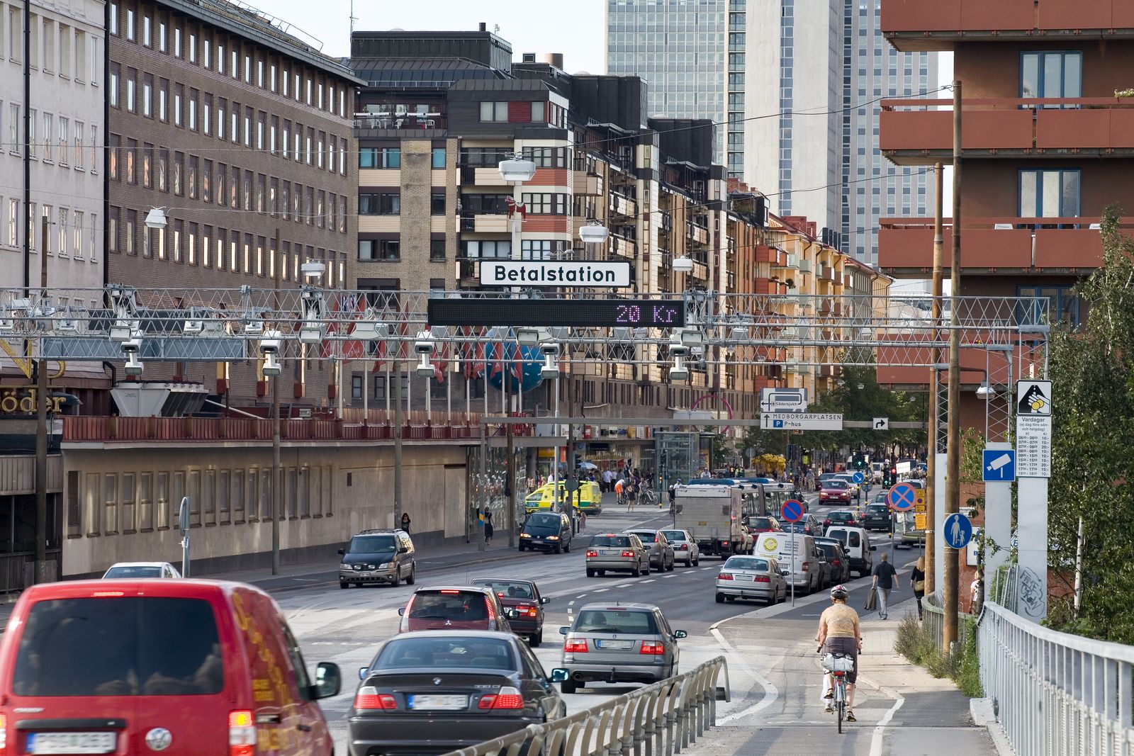 Stockholm: panouri cu camere la fiecare intrare în oraș, care scanează numărul de înmatriculare. La finalul lunii primești factura pentru taxă de congestie, prin poștă.
