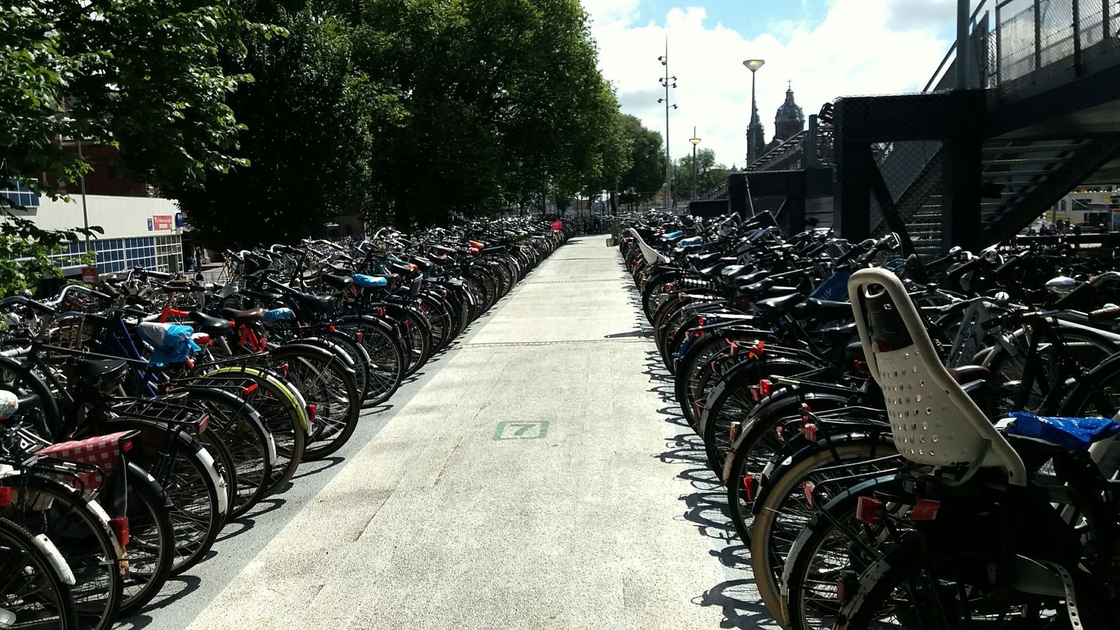 Una din parcările de biciclete de lângă gara centrală, cu o capacitate de 2.500 de locuri