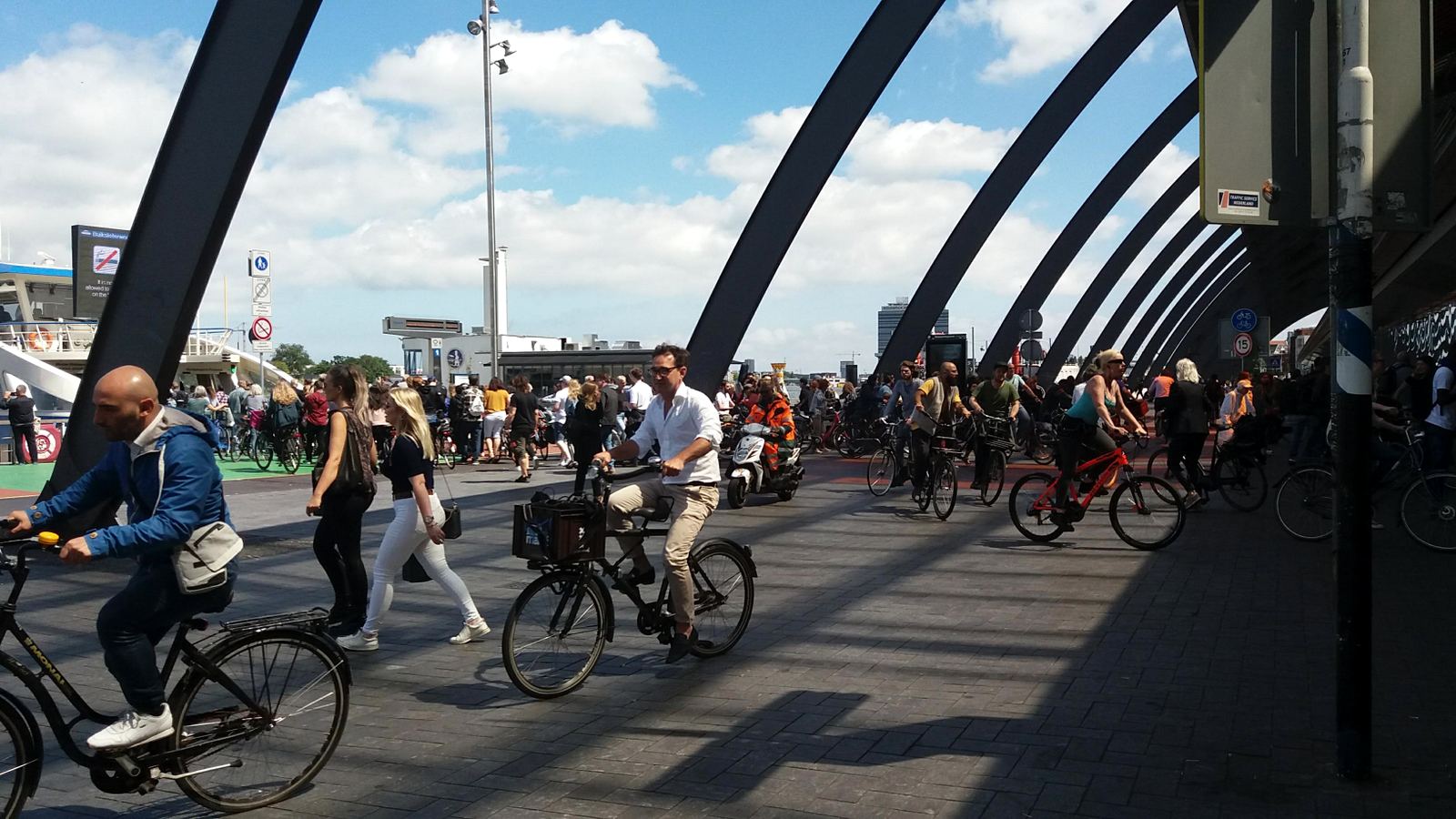 Trafic de pietoni și bicicliști lângă gara centrală din Amsterdam