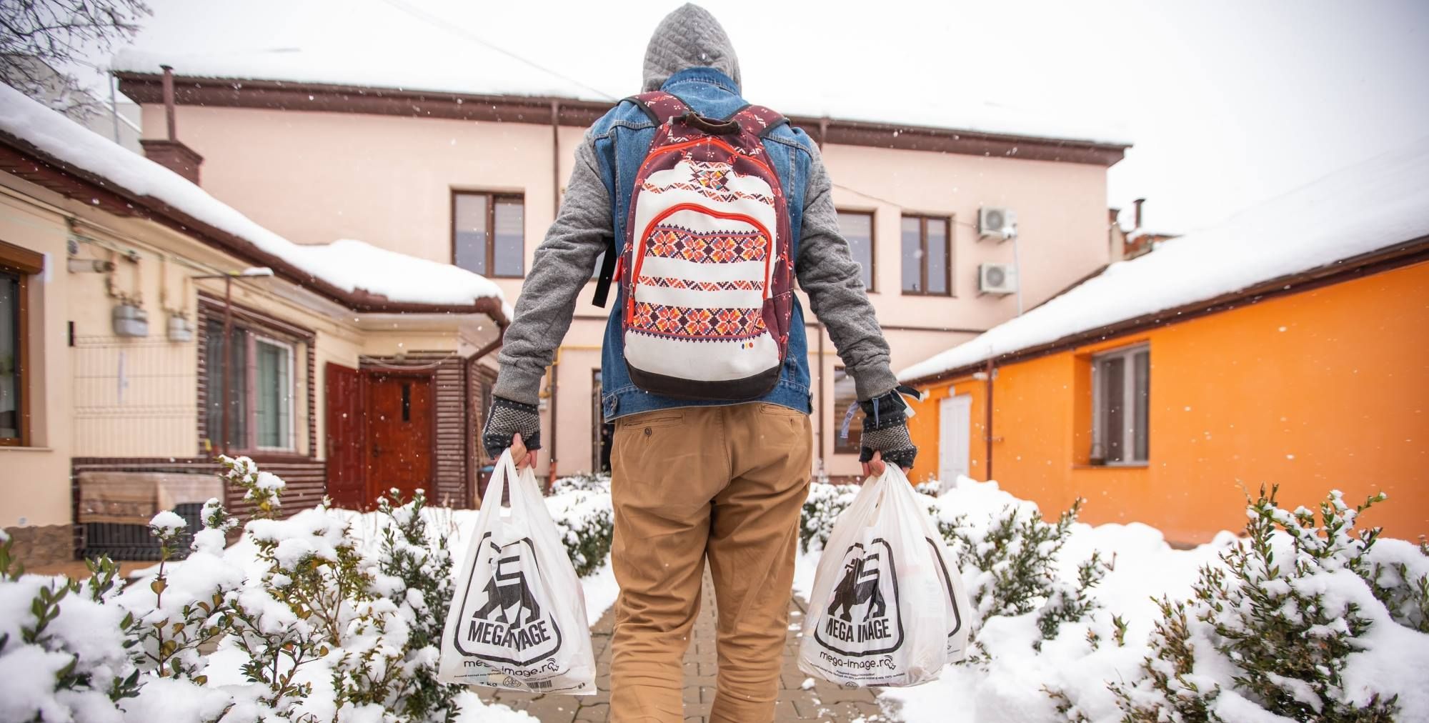 Proiectul “Nepoți de Crăciun” colectează donații de alimente pentru a aduce bucurie vârstnicilor din centrele de zi din Cluj și de pe Valea Arieșului