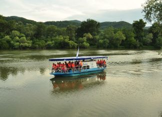 Vaporașul de agrement de la Șoimuș își reia plimbările pe Mureș, alături de un frate mai mare