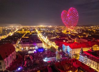 Spectacol inedit de drone la Zilele Clujului, cu zeci de mii de participanți, în Piața Unirii (FOTO)