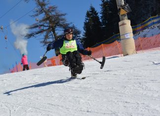 Asociația Caiac SMile învață persoanele cu dizabilități din România să schieze independent folosind monoschiurile