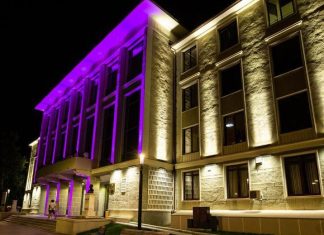 Casa de Cultură a Studenților Cluj-Napoca iluminată în portocaliu, alături de alte clădiri din țară și din lume, cu ocazia World Cancer Day