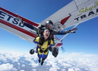 Skydive Transilvania deschide prima școală privată de parașutism din Transilvania