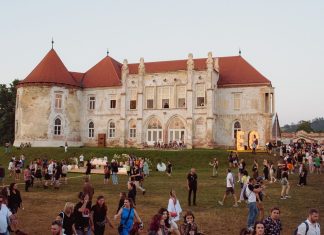 Ce să faci la Electric Castle, între concerte: club de comedie și film, întâlniri cu personalități și zeci de alte activități