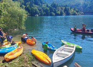 Zeci de voluntari au participat la prima mare acțiune de ecologizare a Lacului Drăgan
