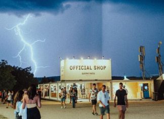 Electric Castle 2024 a debutat într-o atmosferă electrică la propriu, cu 34.000 participanți în prima zi de festival