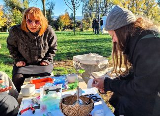 Transformarea plasticului în artă comunitară: Povestea atelierelor de reciclare creativă organizate de Emese Apai