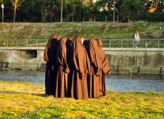 Spectacolul-ritual de pe Plaja Grigorescu explicat: “Un doliu colectiv pentru toate viețile pierdute”