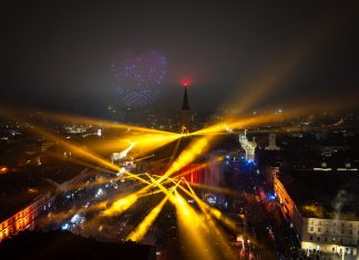 Peste 15.000 oameni au sărbătorit trecerea dintre ani în Piața Unirii, cu șampanie, concerte și spectacol de drone și lumini