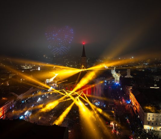 Peste 15.000 oameni au sărbătorit trecerea dintre ani în Piața Unirii, cu șampanie, concerte și spectacol de drone și lumini