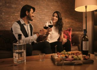 Întâlnire la tine acasă: 7 sfaturi despre cum să creezi o atmosferă romantică