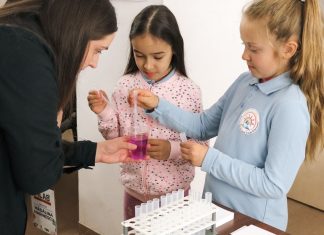 Primul laborator de biologie moleculară din România dedicat copiilor, lansat la Cluj