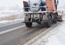 Soluție modernă de deszăpezire, sigură pentru asfalt și pentru mediu, utilizată pe drumurile județene din Sibiu
