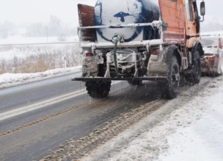 Soluție modernă de deszăpezire, sigură pentru asfalt și pentru mediu, utilizată pe drumurile județene din Sibiu